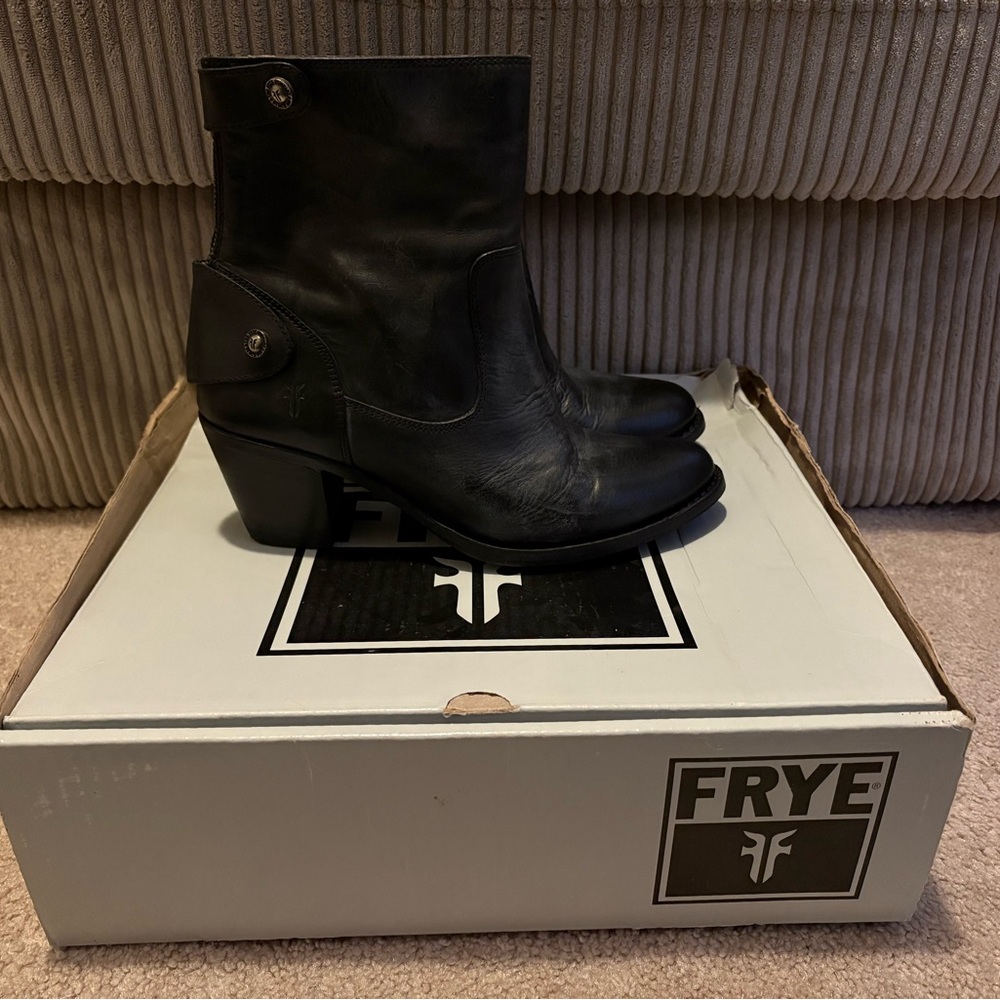 Frye Jackie Black Leather Round Toe Zip Snap Buttons Short Boots Size 8